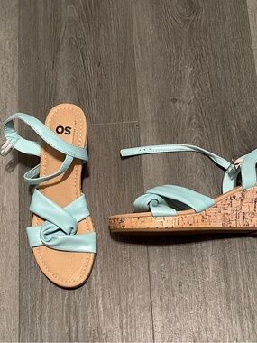 Girls size 6 shoes from Kohl’s